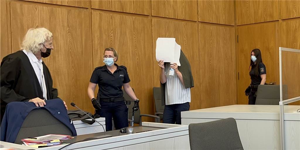 Prozess gegen Mutter: Badewasser war rot gefärbt - „Emma lag in meinem Arm“ Im Essener Landgericht: die 46-Jährige auf dem Weg zur Anklagebank.