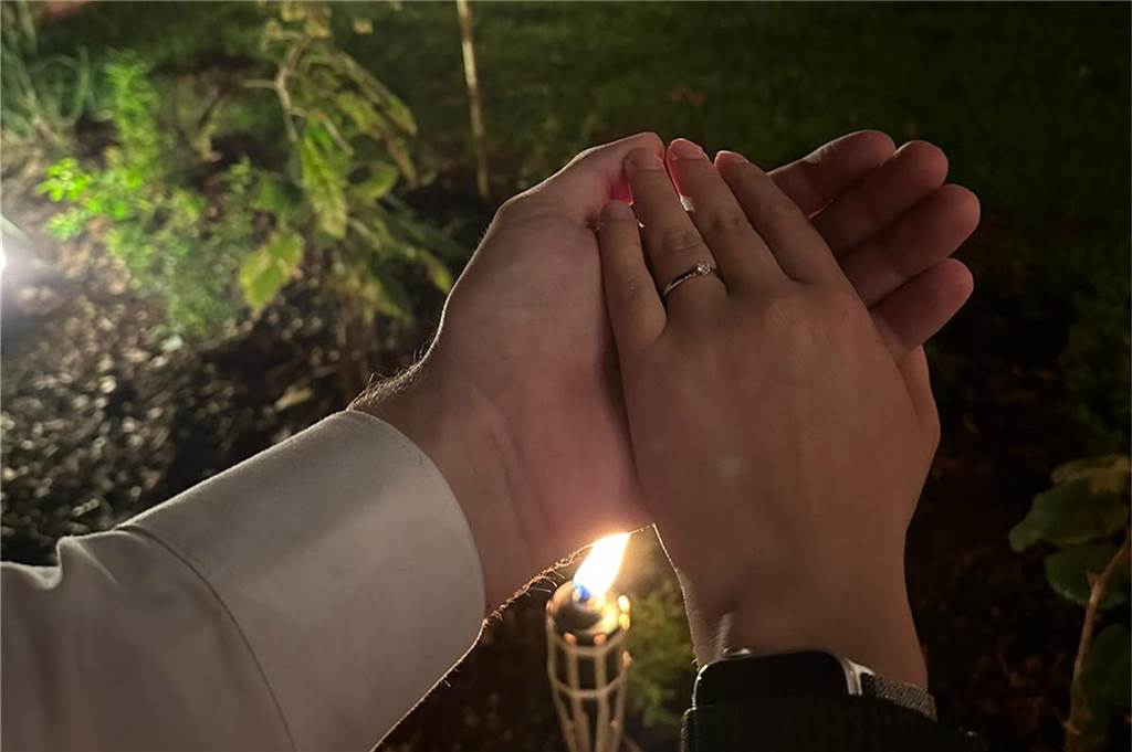 TV-Team gestaltet Garten von Pia und Daniel in Lembeck neu Die Hand von Pia Niewind, an der ein Verlobungsring zu sehen ist, liegt in der Hand von Daniel Schulte-Huxel.