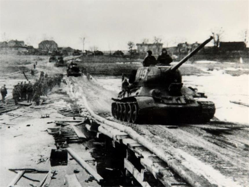 70 Jahre Kriegsende: «Sieg eines Ideals über eine Ideologie» Im Februar 1945 überqueren russische Panzer die Oder auf einer Behelfsbrücke. Foto: Archiv