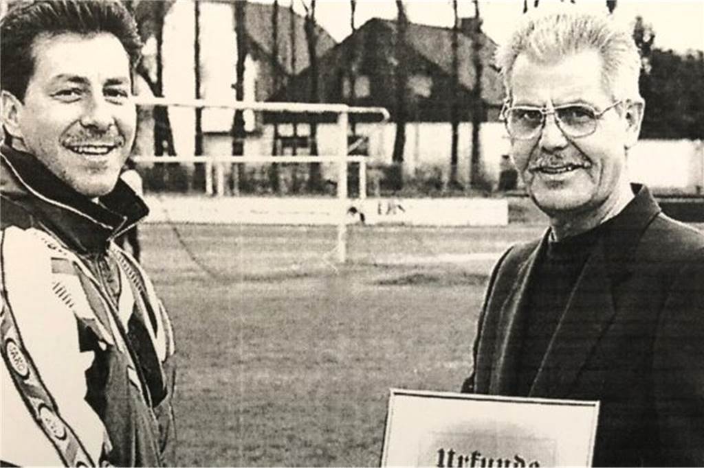 Schalker Profis teilten sich Castrop-Rauxeler Bargeld im Bus Im Februar 1999 wurde Karl Sabra (r) von seinem Nachfolger im Amt des Vorsitzenden, Michael Weskamp, zum Ehrenvorsitzenden des SC Arminia Ickern ernannt.