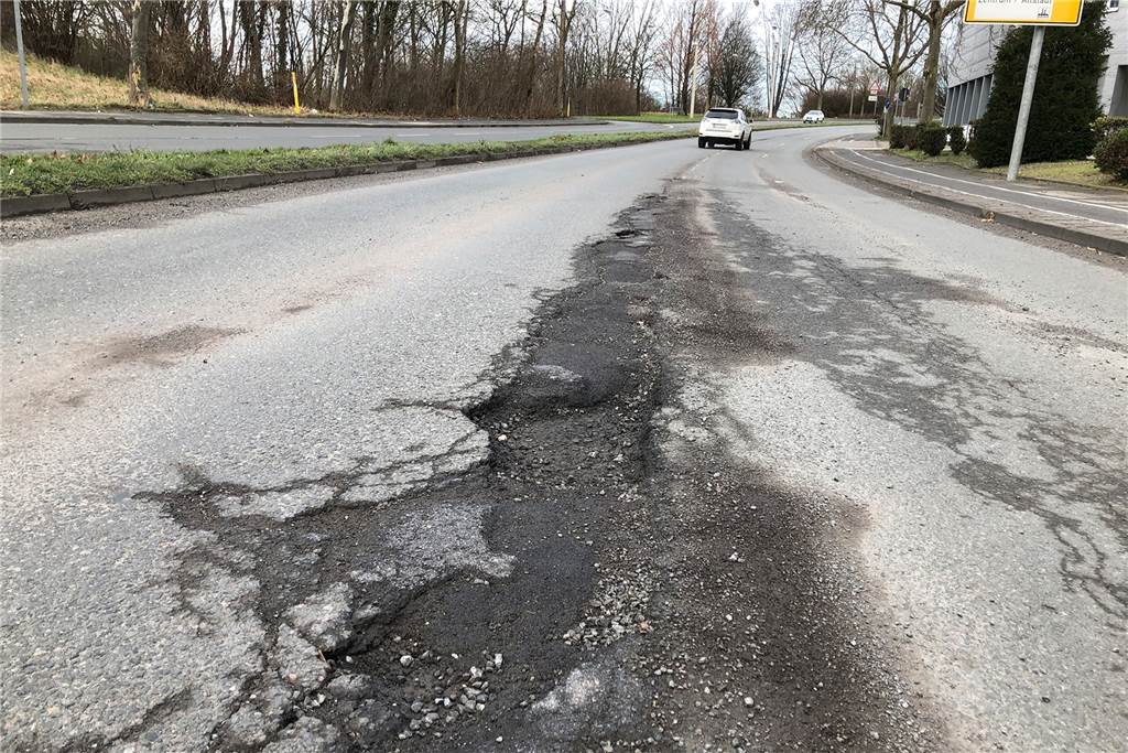Altstadtring: Neue Kreuzungen und zwei breite Fahrspuren für Radfahrer Im Februar 2021 herrschte auf dem Altstadtring Schlagllochalarm.