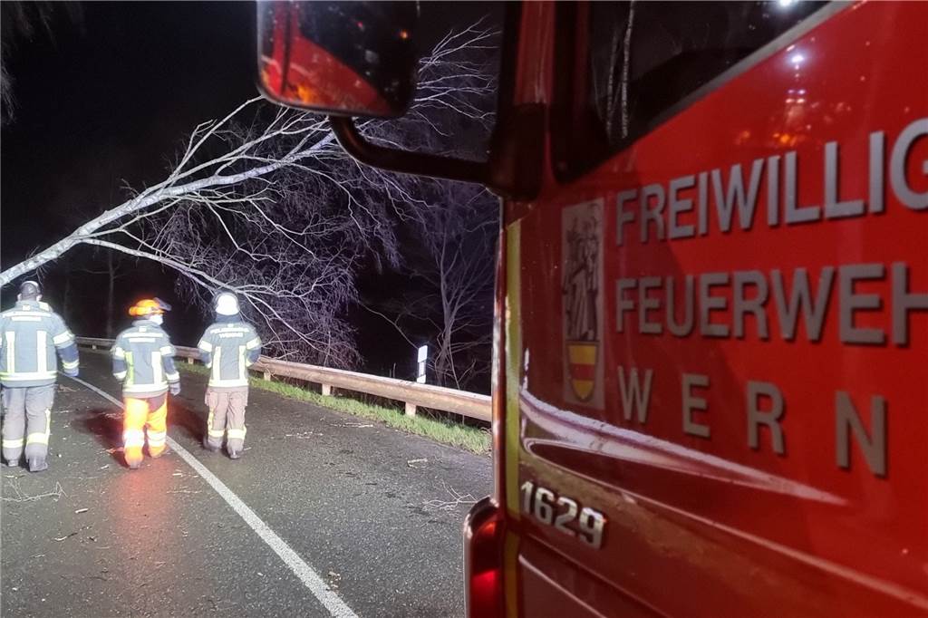 Leiter der Feuerwehr blickt auf turbulentes Jahr 2022 zurück Im Februar 2022 fuhr die Freiwillige Feuerwehr allein 40 sturmbedingte Einsätze. Die Sturmtiefs Ylenia und Zeynep hatten für Verwüstungen gesorgt und 70 Einsatzkräfte auf den Plan gerufen.