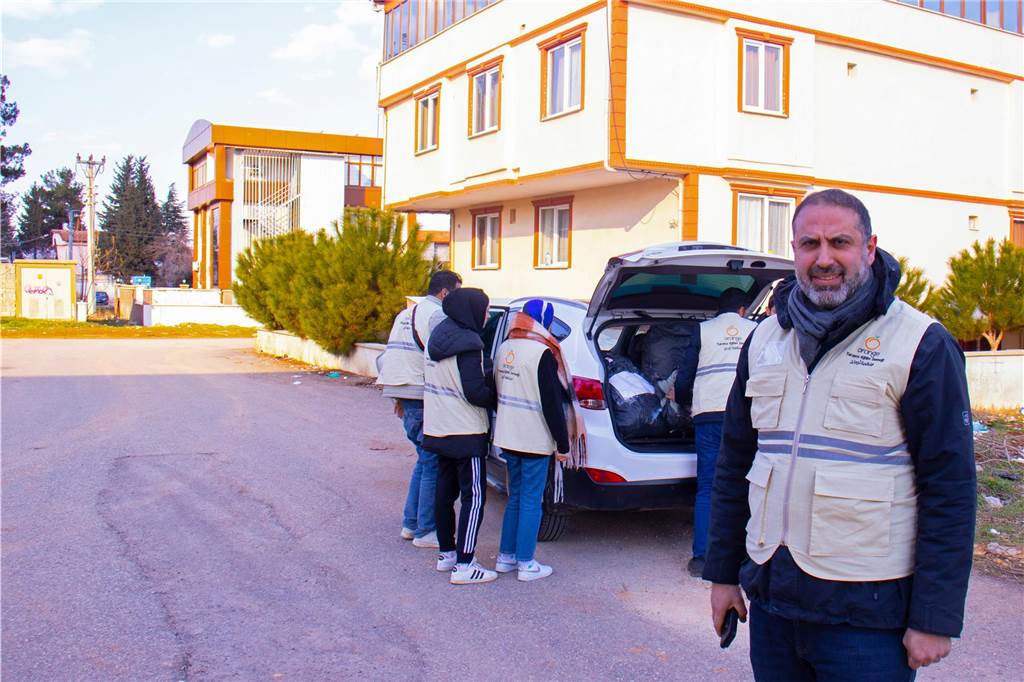 Omar Chehadi steht vor einem Wagen mit Hilfsgütern in der Türkei.