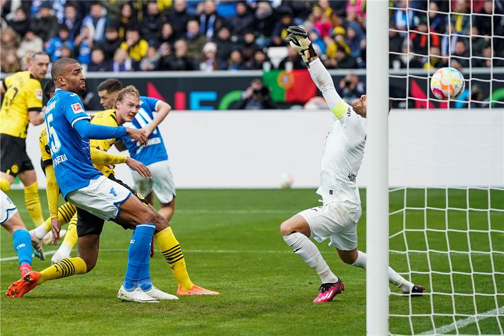 1899 Hoffenheim gegen Borussia Dortmund live: So sehen Sie das BVB-Spiel in TV und Stream Julian Brandt köpft den Ball ins Tor.