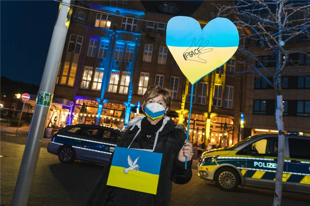 Eine Frau steht mit einer Ukraine-Flagge in Form eines Herzens auf der Friedens-Demo, die Anfang März in Castrop-Rauxel auf dem Marktplatz abgehalten wurde. 