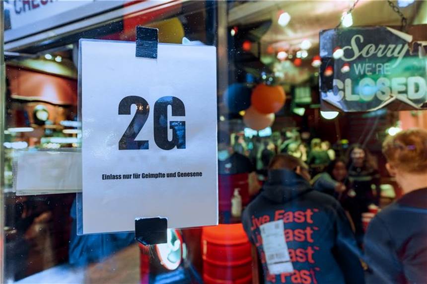 Umfrage: Mehrheit für 2G-Regeln für Gastro und Events Im Fenster einer Kneipe hängt ein Zettel mit dem Text «2G, Einlass nur für Geimpfte und Genesene».