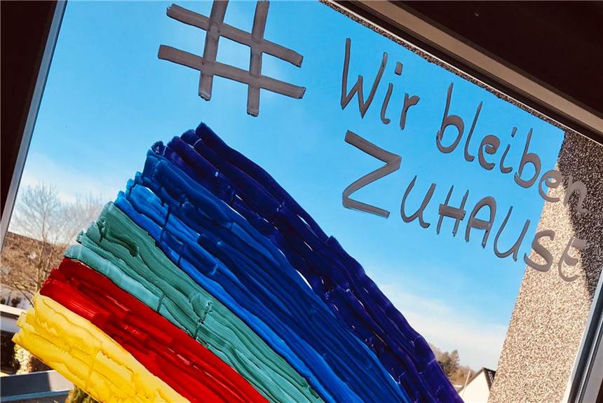 Im Fenster von Lilo (6) in Ickern ist dieser Regenbogen zu sehen.