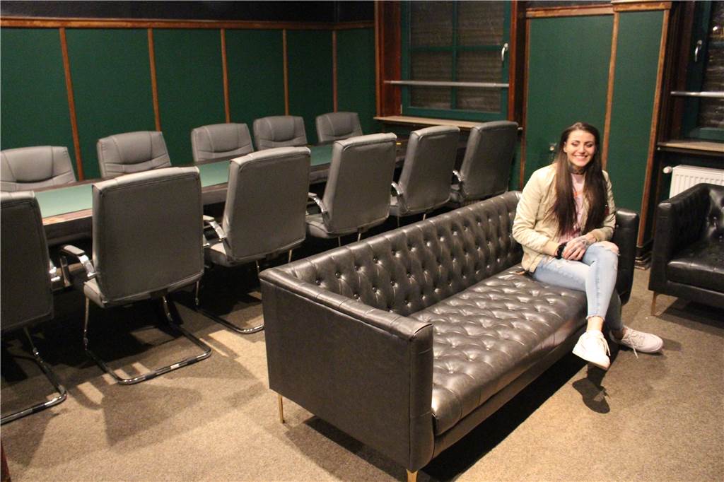 Legendäres Vereinsheim: Dortmunder Traditionskneipe öffnet wieder Im Fest-Saal steht eine Sitz-Garnitur für eine Lounge-Atmosphäre. Es fehlt noch ein Tisch. Der kommt noch.