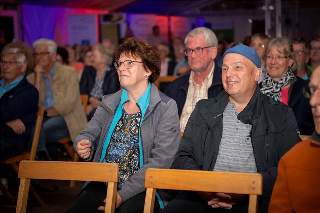 Im Festzelt auf dem Marktplatz gab es am Dienstagabend (10.9.) einen Comedy-Abend mit Jens Heinrich Claassen, Serhat Dogan und Erasmus Stein . Anlass war die Ökumenische Glaubenswoche zum Thema Nachaltigkeit.