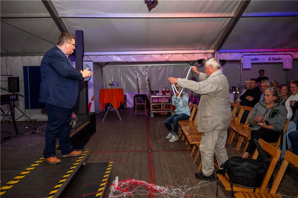Im Festzelt auf dem Marktplatz gab es am Dienstagabend (10.9.) einen Comedy-Abend mit Jens Heinrich Claassen, Serhat Dogan und Erasmus Stein . Anlass war die Ökumenische Glaubenswoche zum Thema Nachaltigkeit.