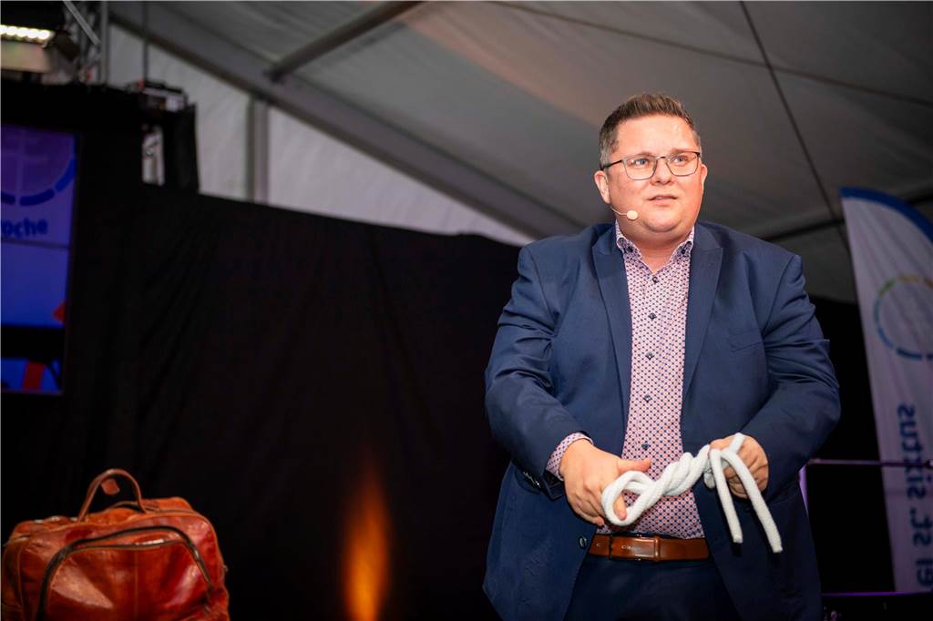 Im Festzelt auf dem Marktplatz gab es am Dienstagabend (10.9.) einen Comedy-Abend mit Jens Heinrich Claassen, Serhat Dogan und Erasmus Stein. Anlass war die Ökumenische Glaubenswoche zum Thema Nachaltigkeit.