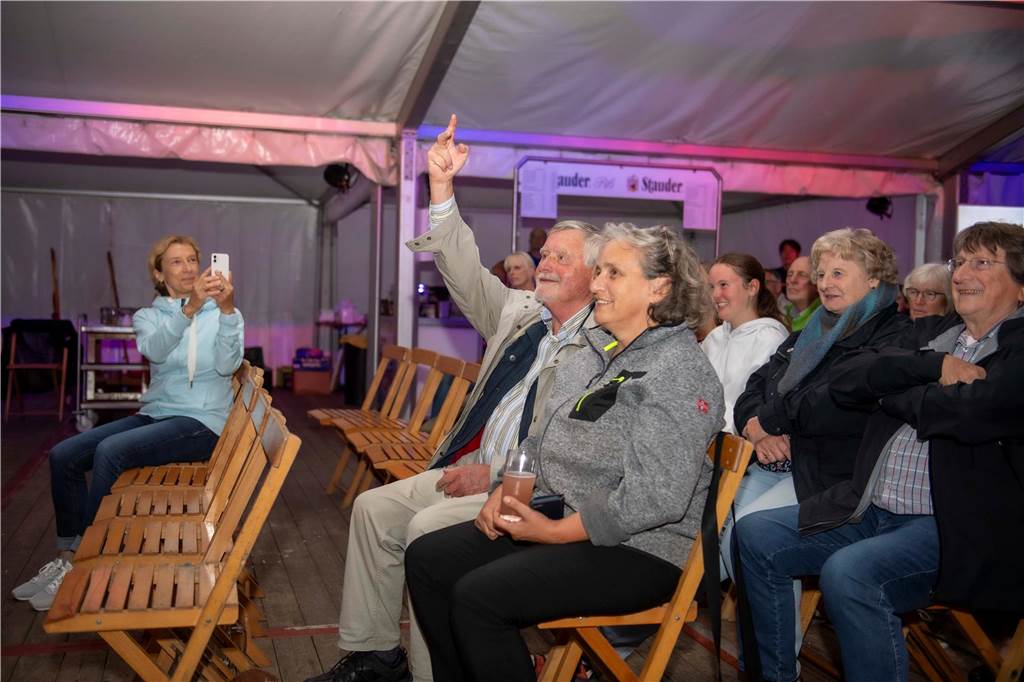 Im Festzelt auf dem Marktplatz gab es am Dienstagabend (10.9.) einen Comedy-Abend mit Jens Heinrich Claassen, Serhat Dogan und Erasmus Stein. Anlass war die Ökumenische Glaubenswoche zum Thema Nachaltigkeit.
