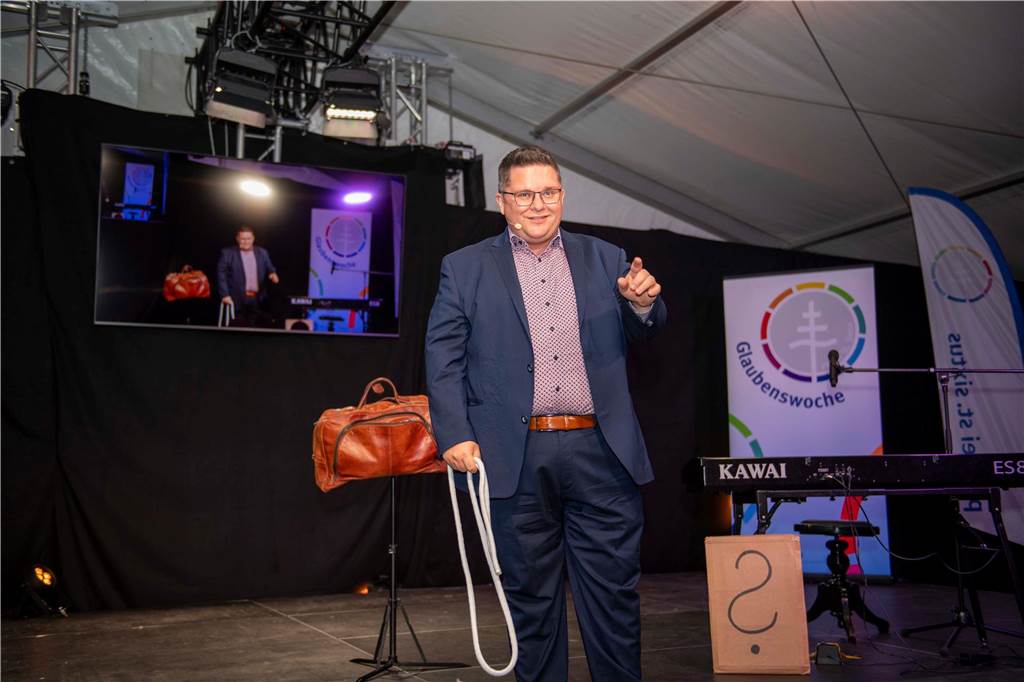 Im Festzelt auf dem Marktplatz gab es am Dienstagabend (10.9.) einen Comedy-Abend mit Jens Heinrich Claassen, Serhat Dogan und Erasmus Stein. Anlass war die Ökumenische Glaubenswoche zum Thema Nachaltigkeit.
