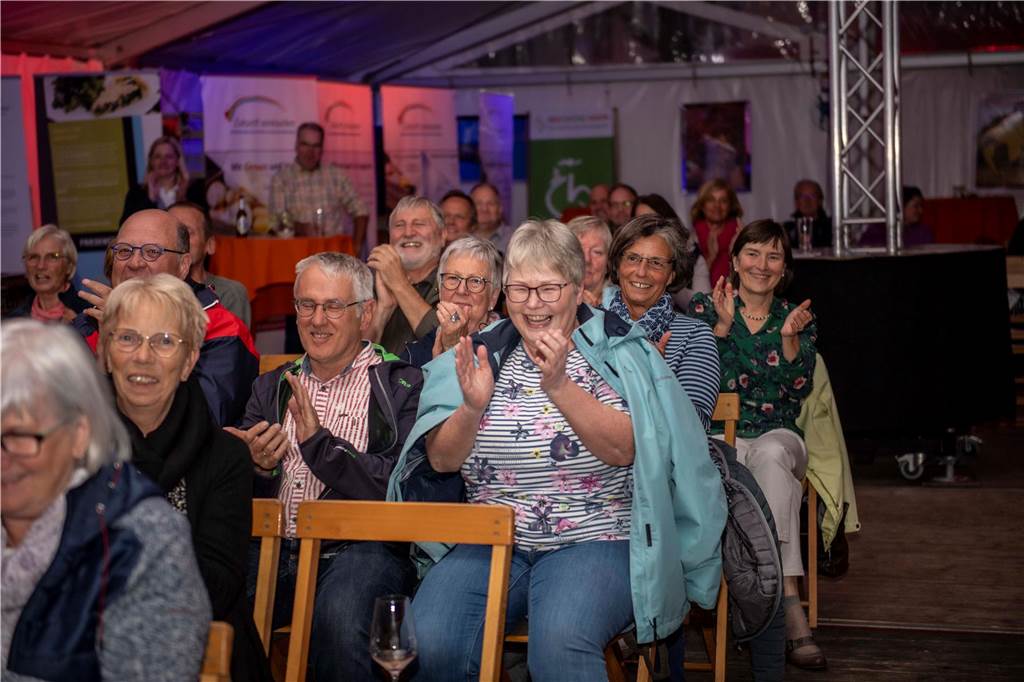 Im Festzelt auf dem Marktplatz gab es am Dienstagabend (10.9.) einen Comedy-Abend mit Jens Heinrich Claassen, Serhat Dogan und Erasmus Stein. Anlass war die Ökumenische Glaubenswoche zum Thema Nachaltigkeit.