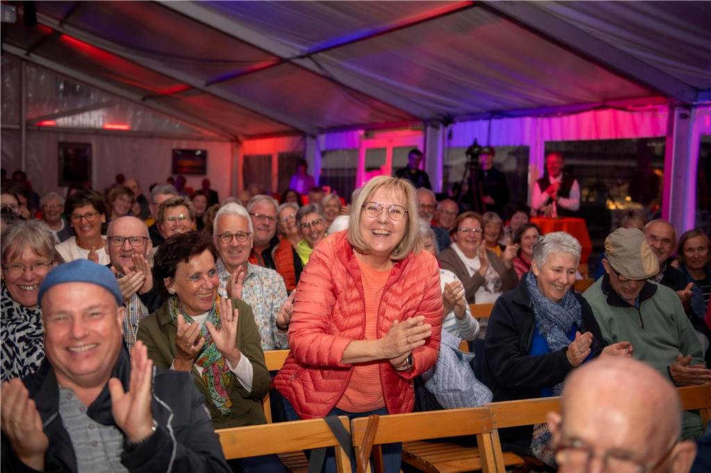 Im Festzelt auf dem Marktplatz gab es am Dienstagabend (10.9.) einen Comedy-Abend mit Jens Heinrich Claassen, Serhat Dogan und Erasmus Stein. Anlass war die Ökumenische Glaubenswoche zum Thema Nachaltigkeit.