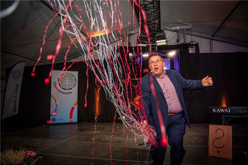 Im Festzelt auf dem Marktplatz gab es am Dienstagabend (10.9.) einen Comedy-Abend mit Jens Heinrich Claassen, Serhat Dogan und Erasmus Stein. Anlass war die Ökumenische Glaubenswoche zum Thema Nachaltigkeit.