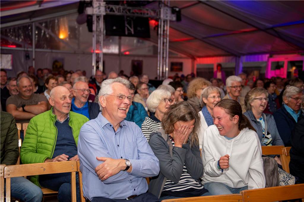 Im Festzelt auf dem Marktplatz gab es am Dienstagabend (10.9.) einen Comedy-Abend mit Jens Heinrich Claassen, Serhat Dogan und Erasmus Stein. Anlass war die Ökumenische Glaubenswoche zum Thema Nachaltigkeit.