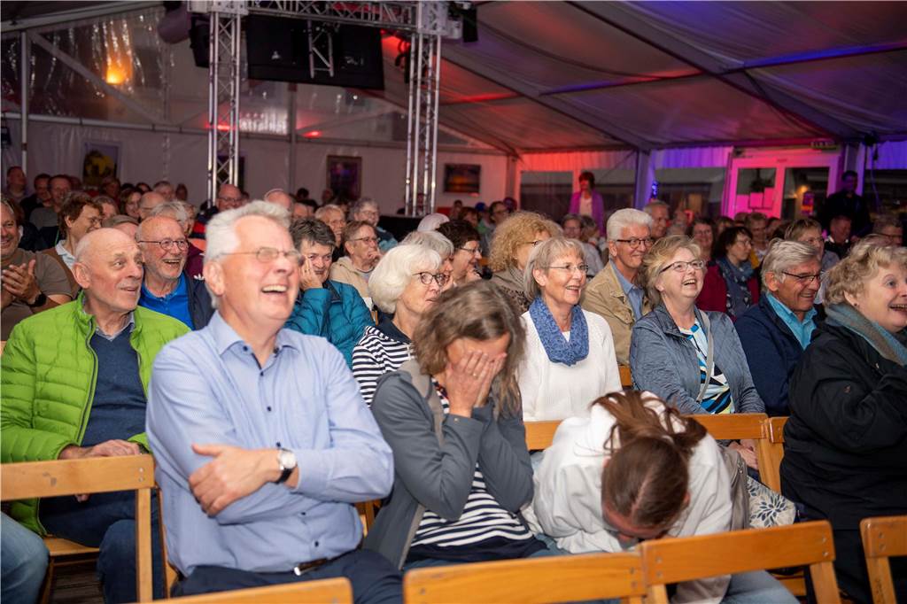 Im Festzelt auf dem Marktplatz gab es am Dienstagabend (10.9.) einen Comedy-Abend mit Jens Heinrich Claassen, Serhat Dogan und Erasmus Stein. Anlass war die Ökumenische Glaubenswoche zum Thema Nachaltigkeit.