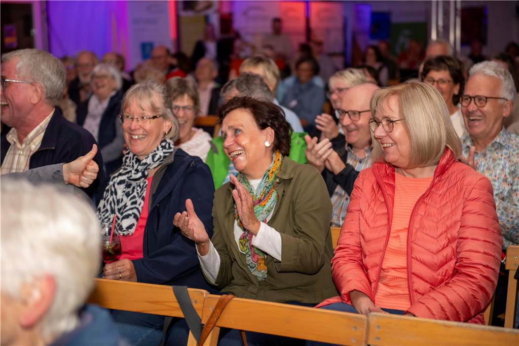 Im Festzelt auf dem Marktplatz gab es am Dienstagabend (10.9.) einen Comedy-Abend mit Jens Heinrich Claassen, Serhat Dogan und Erasmus Stein. Anlass war die Ökumenische Glaubenswoche zum Thema Nachaltigkeit.