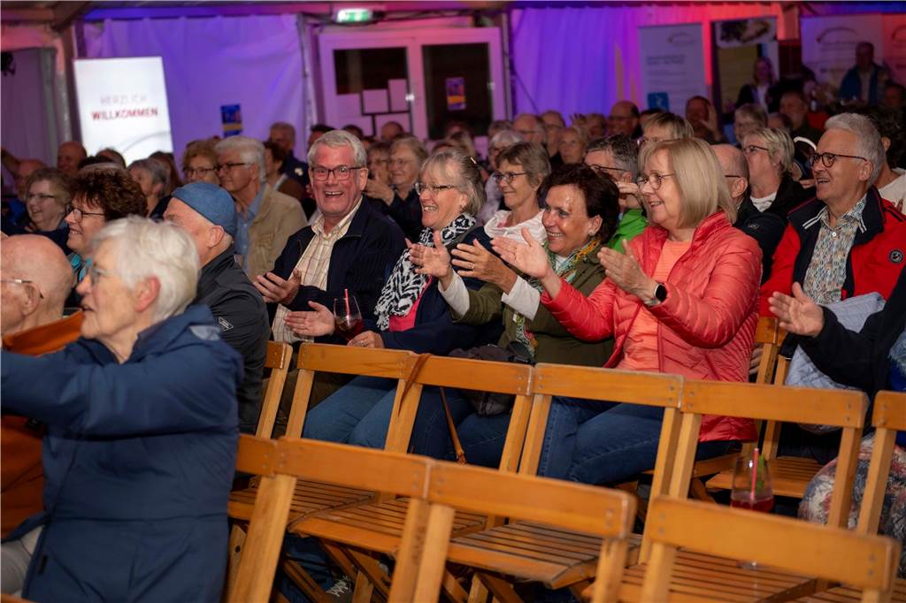 Im Festzelt auf dem Marktplatz gab es am Dienstagabend (10.9.) einen Comedy-Abend mit Jens Heinrich Claassen, Serhat Dogan und Erasmus Stein. Anlass war die Ökumenische Glaubenswoche zum Thema Nachaltigkeit.