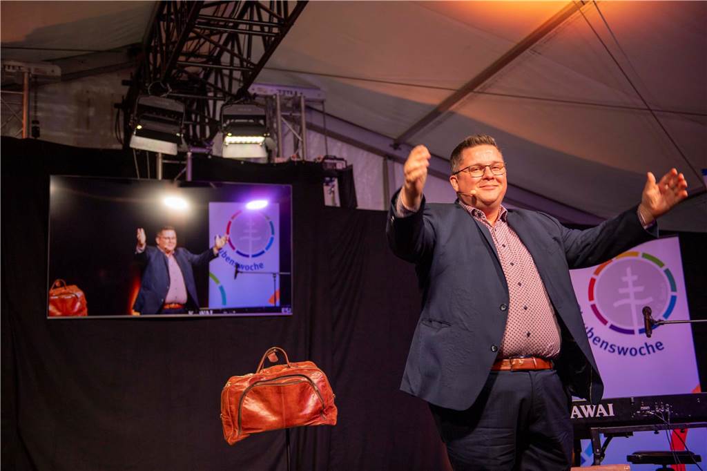 Im Festzelt auf dem Marktplatz gab es am Dienstagabend (10.9.) einen Comedy-Abend mit Jens Heinrich Claassen, Serhat Dogan und Erasmus Stein. Anlass war die Ökumenische Glaubenswoche zum Thema Nachaltigkeit.