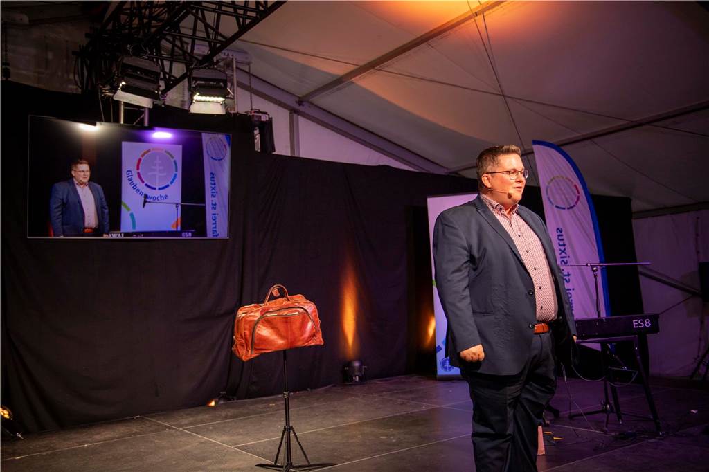 Im Festzelt auf dem Marktplatz gab es am Dienstagabend (10.9.) einen Comedy-Abend mit Jens Heinrich Claassen, Serhat Dogan und Erasmus Stein. Anlass war die Ökumenische Glaubenswoche zum Thema Nachaltigkeit.