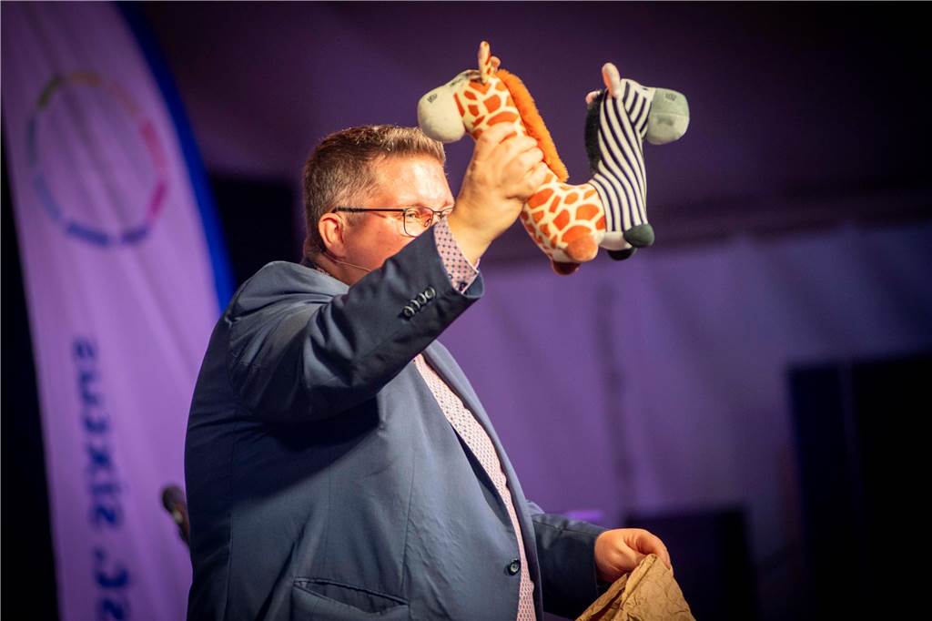 Im Festzelt auf dem Marktplatz gab es am Dienstagabend (10.9.) einen Comedy-Abend mit Jens Heinrich Claassen, Serhat Dogan und Erasmus Stein. Anlass war die Ökumenische Glaubenswoche zum Thema Nachaltigkeit.