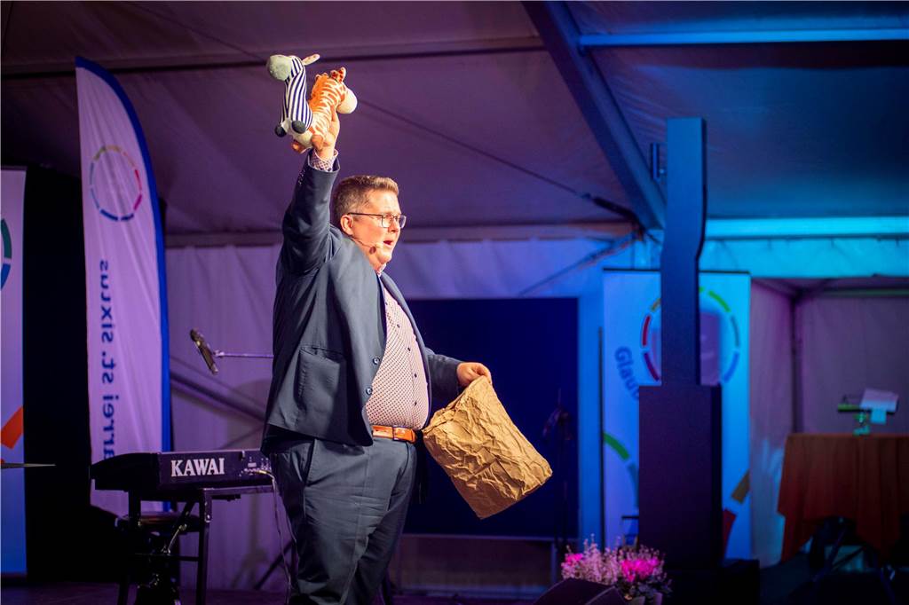 Im Festzelt auf dem Marktplatz gab es am Dienstagabend (10.9.) einen Comedy-Abend mit Jens Heinrich Claassen, Serhat Dogan und Erasmus Stein. Anlass war die Ökumenische Glaubenswoche zum Thema Nachaltigkeit.