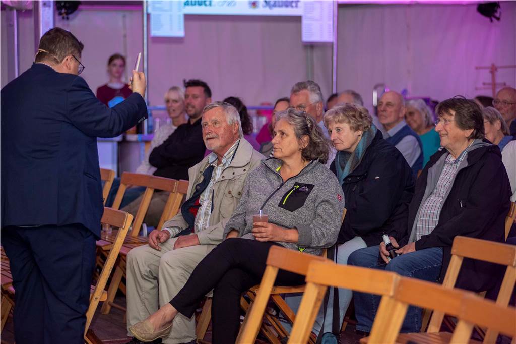 Im Festzelt auf dem Marktplatz gab es am Dienstagabend (10.9.) einen Comedy-Abend mit Jens Heinrich Claassen, Serhat Dogan und Erasmus Stein. Anlass war die Ökumenische Glaubenswoche zum Thema Nachaltigkeit.