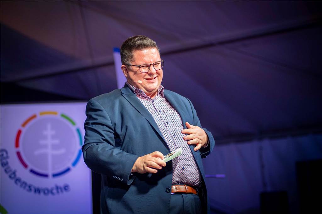 Im Festzelt auf dem Marktplatz gab es am Dienstagabend (10.9.) einen Comedy-Abend mit Jens Heinrich Claassen, Serhat Dogan und Erasmus Stein. Anlass war die Ökumenische Glaubenswoche zum Thema Nachaltigkeit.