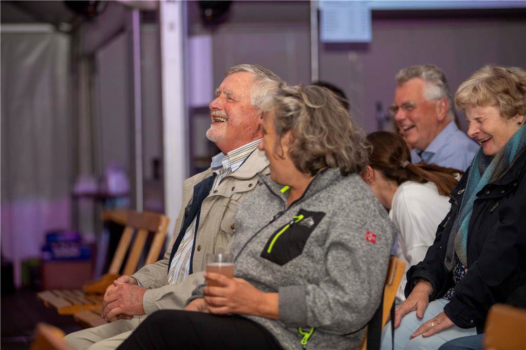 Im Festzelt auf dem Marktplatz gab es am Dienstagabend (10.9.) einen Comedy-Abend mit Jens Heinrich Claassen, Serhat Dogan und Erasmus Stein. Anlass war die Ökumenische Glaubenswoche zum Thema Nachaltigkeit.