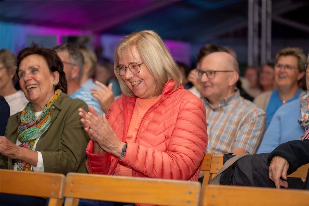 Im Festzelt auf dem Marktplatz gab es am Dienstagabend (10.9.) einen Comedy-Abend mit Jens Heinrich Claassen, Serhat Dogan und Erasmus Stein. Anlass war die Ökumenische Glaubenswoche zum Thema Nachaltigkeit.