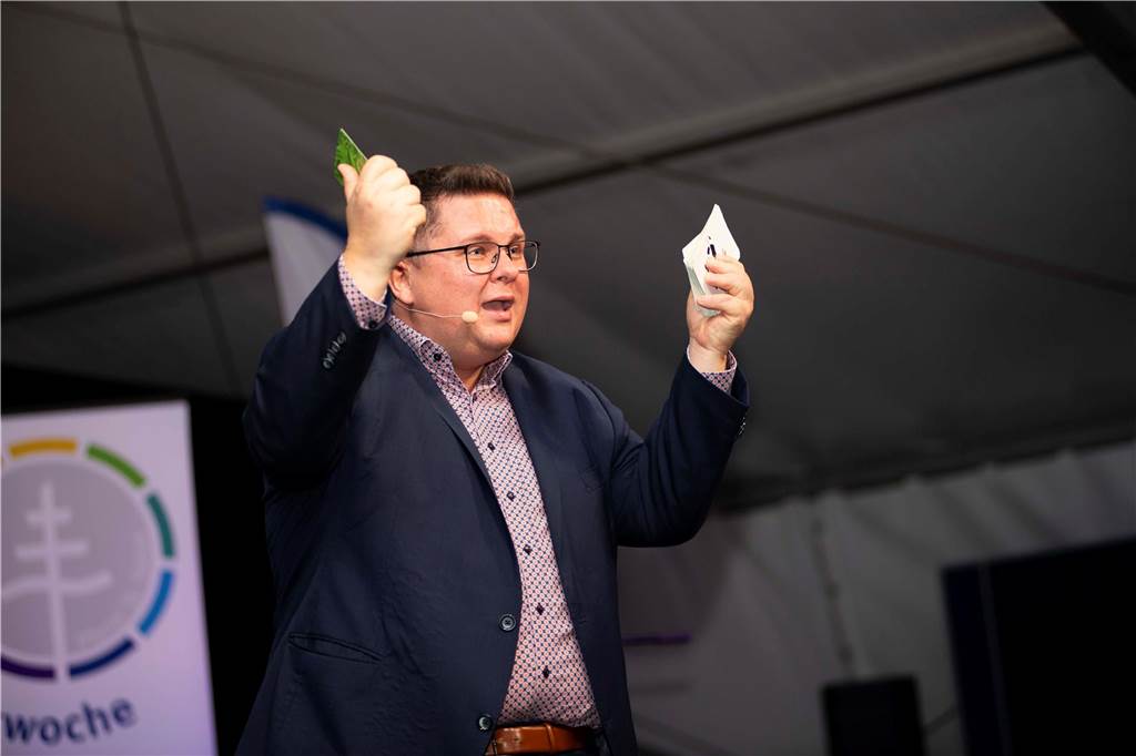 Im Festzelt auf dem Marktplatz gab es am Dienstagabend (10.9.) einen Comedy-Abend mit Jens Heinrich Claassen, Serhat Dogan und Erasmus Stein. Anlass war die Ökumenische Glaubenswoche zum Thema Nachaltigkeit.