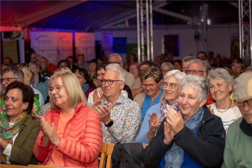 Im Festzelt auf dem Marktplatz gab es am Dienstagabend (10.9.) einen Comedy-Abend mit Jens Heinrich Claassen, Serhat Dogan und Erasmus Stein. Anlass war die Ökumenische Glaubenswoche zum Thema Nachaltigkeit.