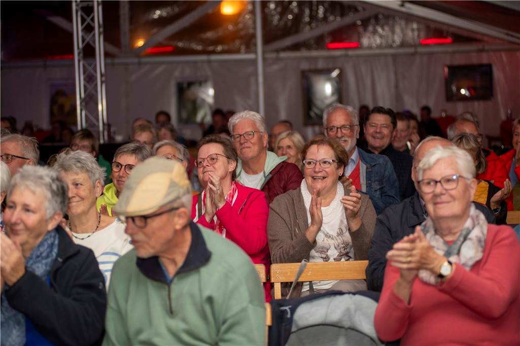 Im Festzelt auf dem Marktplatz gab es am Dienstagabend (10.9.) einen Comedy-Abend mit Jens Heinrich Claassen, Serhat Dogan und Erasmus Stein. Anlass war die Ökumenische Glaubenswoche zum Thema Nachaltigkeit.
