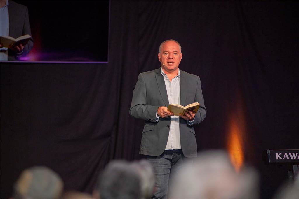 Im Festzelt auf dem Marktplatz gab es am Dienstagabend (10.9.) einen Comedy-Abend mit Jens Heinrich Claassen, Serhat Dogan und Erasmus Stein. Anlass war die Ökumenische Glaubenswoche zum Thema Nachaltigkeit.