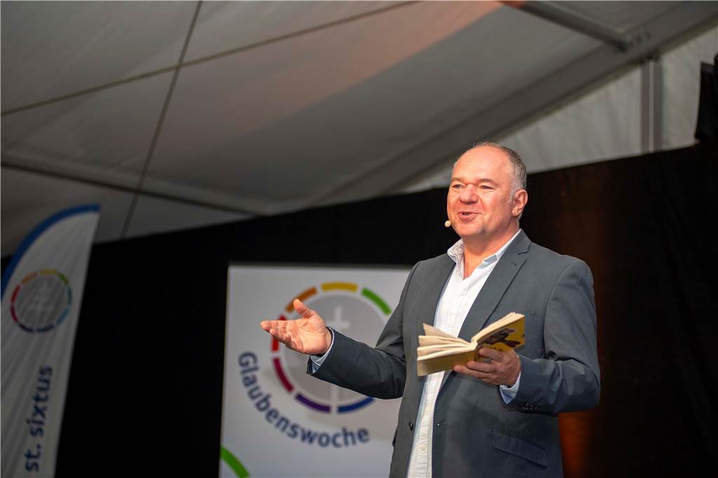 Im Festzelt auf dem Marktplatz gab es am Dienstagabend (10.9.) einen Comedy-Abend mit Jens Heinrich Claassen, Serhat Dogan und Erasmus Stein. Anlass war die Ökumenische Glaubenswoche zum Thema Nachaltigkeit.