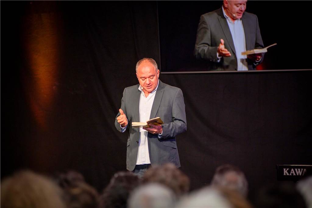 Im Festzelt auf dem Marktplatz gab es am Dienstagabend (10.9.) einen Comedy-Abend mit Jens Heinrich Claassen, Serhat Dogan und Erasmus Stein. Anlass war die Ökumenische Glaubenswoche zum Thema Nachaltigkeit.