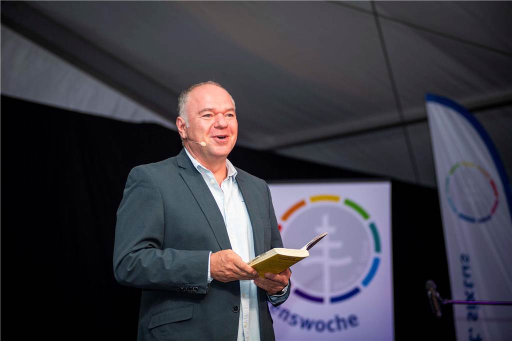 Im Festzelt auf dem Marktplatz gab es am Dienstagabend (10.9.) einen Comedy-Abend mit Jens Heinrich Claassen, Serhat Dogan und Erasmus Stein. Anlass war die Ökumenische Glaubenswoche zum Thema Nachaltigkeit.