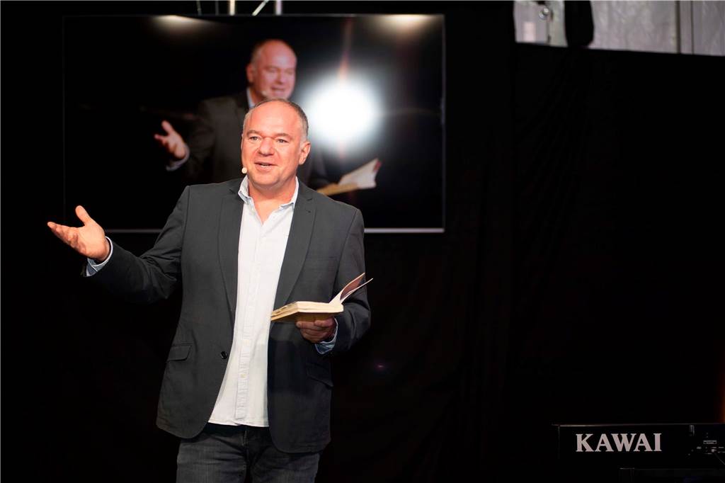 Im Festzelt auf dem Marktplatz gab es am Dienstagabend (10.9.) einen Comedy-Abend mit Jens Heinrich Claassen, Serhat Dogan und Erasmus Stein. Anlass war die Ökumenische Glaubenswoche zum Thema Nachaltigkeit.