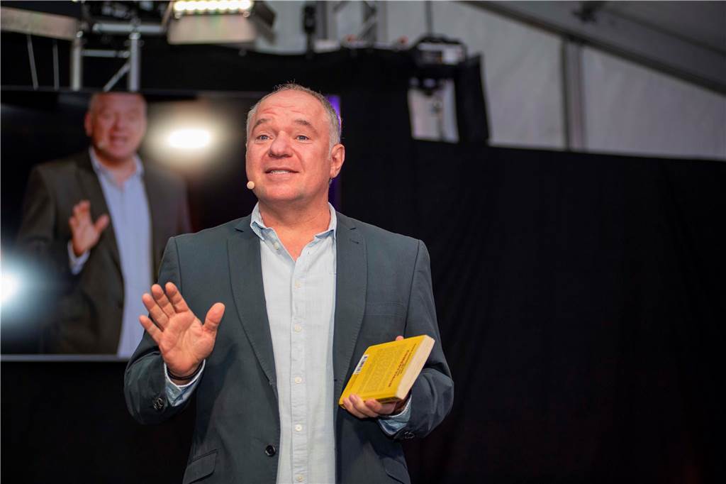 Im Festzelt auf dem Marktplatz gab es am Dienstagabend (10.9.) einen Comedy-Abend mit Jens Heinrich Claassen, Serhat Dogan und Erasmus Stein. Anlass war die Ökumenische Glaubenswoche zum Thema Nachaltigkeit.