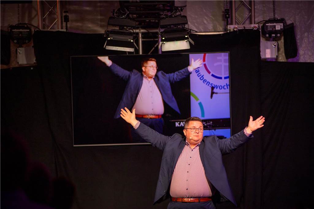 Im Festzelt auf dem Marktplatz gab es am Dienstagabend (10.9.) einen Comedy-Abend mit Jens Heinrich Claassen, Serhat Dogan und Erasmus Stein. Anlass war die Ökumenische Glaubenswoche zum Thema Nachaltigkeit.