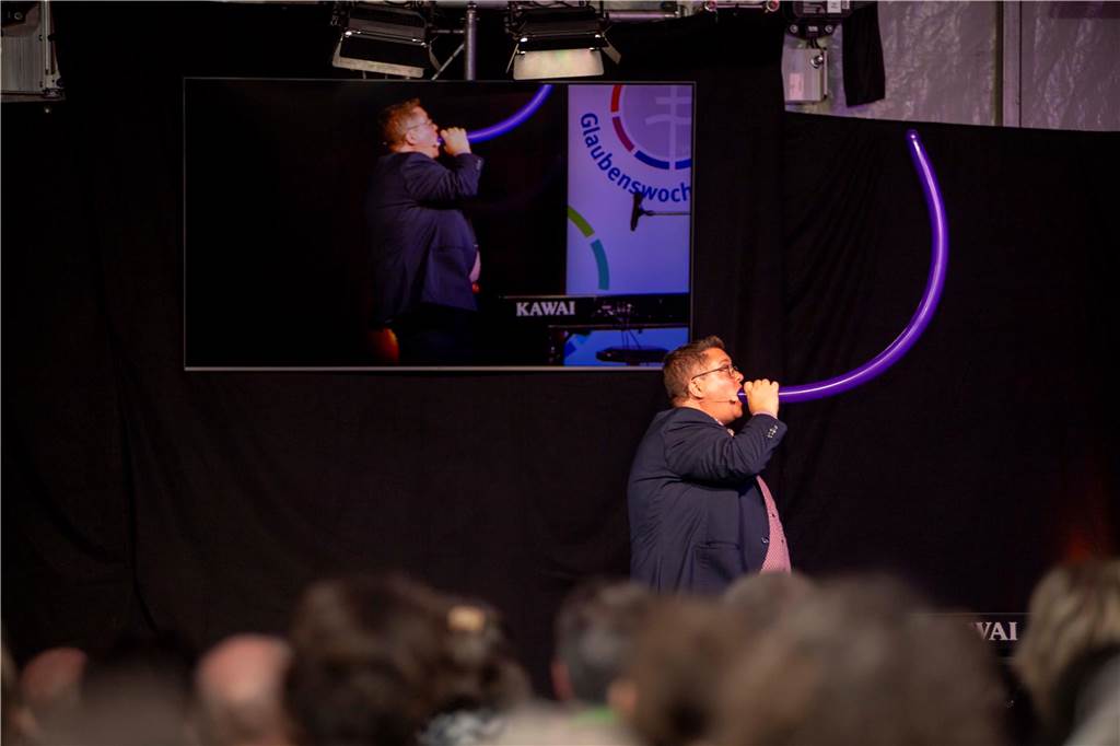 Im Festzelt auf dem Marktplatz gab es am Dienstagabend (10.9.) einen Comedy-Abend mit Jens Heinrich Claassen, Serhat Dogan und Erasmus Stein. Anlass war die Ökumenische Glaubenswoche zum Thema Nachaltigkeit.