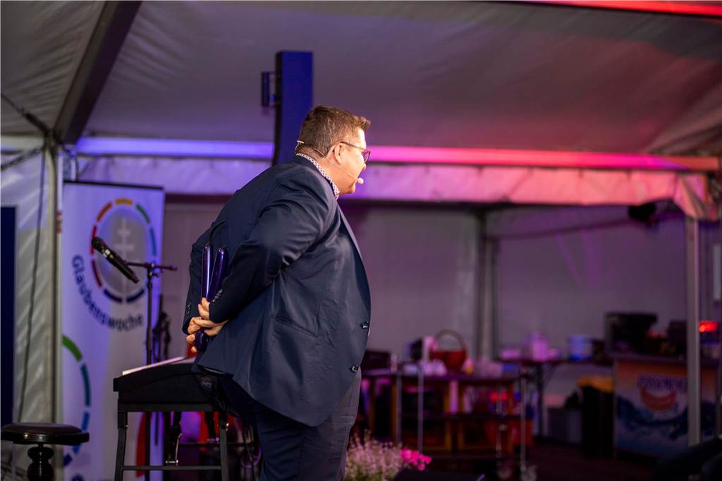 Im Festzelt auf dem Marktplatz gab es am Dienstagabend (10.9.) einen Comedy-Abend mit Jens Heinrich Claassen, Serhat Dogan und Erasmus Stein. Anlass war die Ökumenische Glaubenswoche zum Thema Nachaltigkeit.