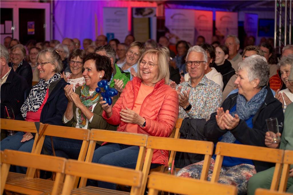 Im Festzelt auf dem Marktplatz gab es am Dienstagabend (10.9.) einen Comedy-Abend mit Jens Heinrich Claassen, Serhat Dogan und Erasmus Stein. Anlass war die Ökumenische Glaubenswoche zum Thema Nachaltigkeit.