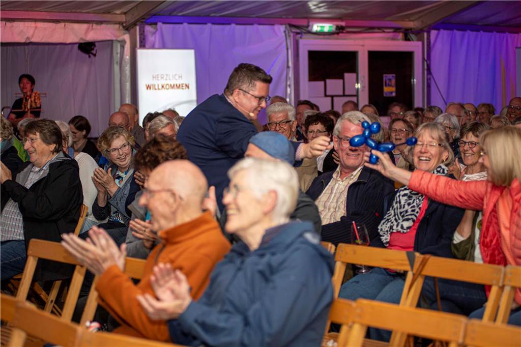 Im Festzelt auf dem Marktplatz gab es am Dienstagabend (10.9.) einen Comedy-Abend mit Jens Heinrich Claassen, Serhat Dogan und Erasmus Stein. Anlass war die Ökumenische Glaubenswoche zum Thema Nachaltigkeit.