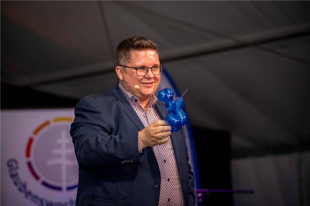 Im Festzelt auf dem Marktplatz gab es am Dienstagabend (10.9.) einen Comedy-Abend mit Jens Heinrich Claassen, Serhat Dogan und Erasmus Stein. Anlass war die Ökumenische Glaubenswoche zum Thema Nachaltigkeit.