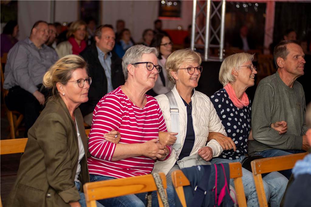 Im Festzelt auf dem Marktplatz gab es am Dienstagabend (10.9.) einen Comedy-Abend mit Jens Heinrich Claassen, Serhat Dogan und Erasmus Stein. Anlass war die Ökumenische Glaubenswoche zum Thema Nachaltigkeit.