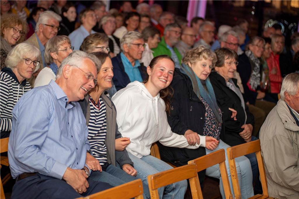 Im Festzelt auf dem Marktplatz gab es am Dienstagabend (10.9.) einen Comedy-Abend mit Jens Heinrich Claassen, Serhat Dogan und Erasmus Stein. Anlass war die Ökumenische Glaubenswoche zum Thema Nachaltigkeit.