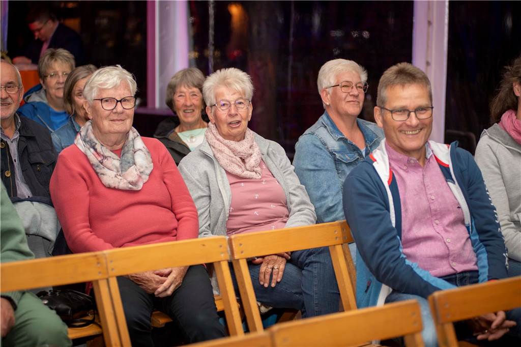 Im Festzelt auf dem Marktplatz gab es am Dienstagabend (10.9.) einen Comedy-Abend mit Jens Heinrich Claassen, Serhat Dogan und Erasmus Stein. Anlass war die Ökumenische Glaubenswoche zum Thema Nachaltigkeit.